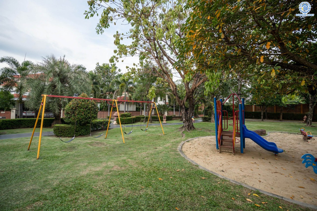 บ้านมือสองตกแต่งใหม่ แบรนด์ Q.House โครงการ คาซ่าแกรนด์ รัตนาธิเบศร์-ราชพฤกษ์ หลังมุม เนื้อที่ 87.5 ตร.ว. ฟังก์ชัน 3 ห้องนอน 4 ห้องน้ำ จอดรถได้ 2 คัน พร้อม Facilities ครบครัน บนทำเลเดินทางสะดวก ติดถนนราชพฤกษ์ ใกล้เซ็นทรัลเวสต์เกต และรถไฟฟ้าสายสีม่วง "สถานีบางรักใหญ่"